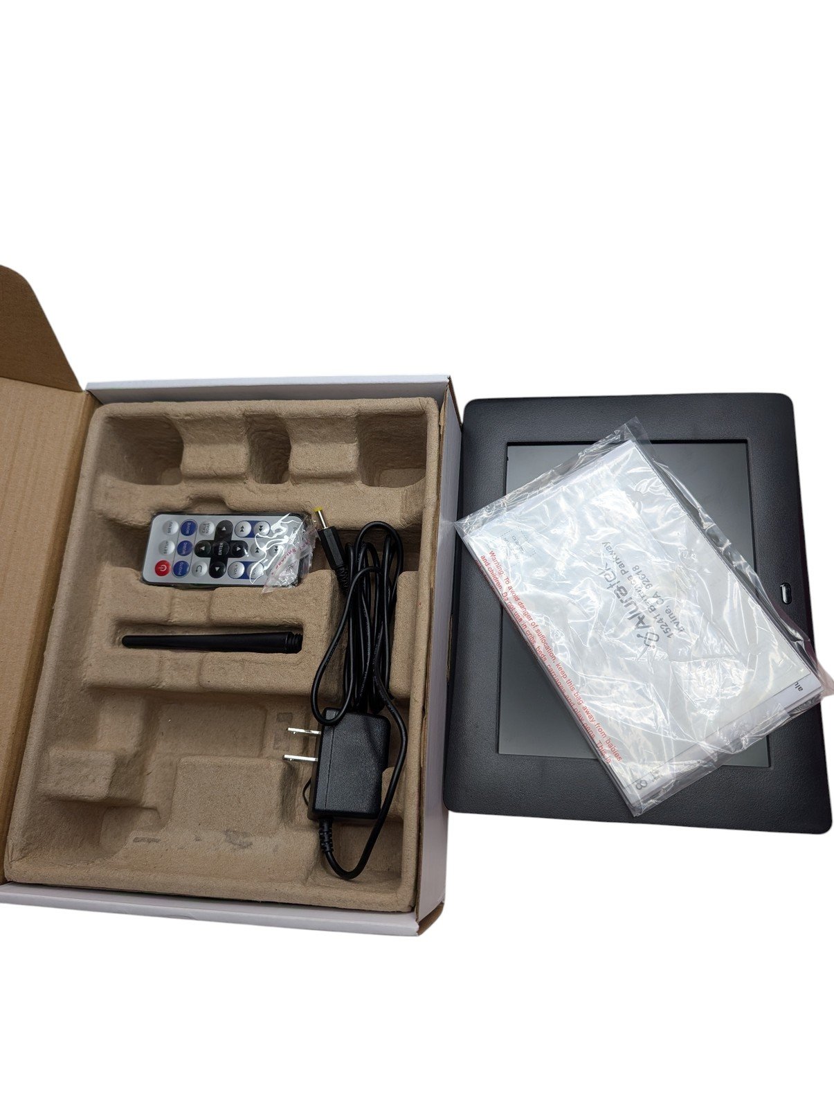 Aluratek ADMPF108F 8-inch Digital Picture Photo Frame 4Gb with Remote - Image 2